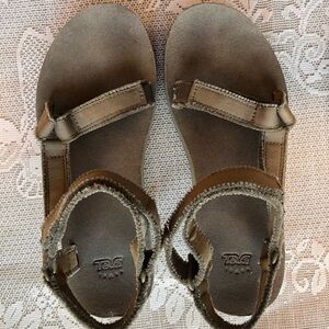 Teva women’s midform olive green sandals. Lightly worn. SZ 8.